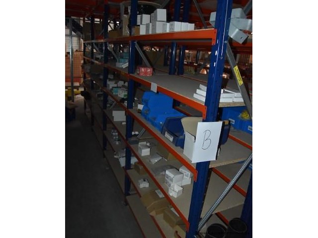 Diverse partij elektrische installatiematerialen en netwerkapparatuur, diverse merken, wo. niko, tp-link en schneider electric, werking niet gekend - afbeelding 1 van  4