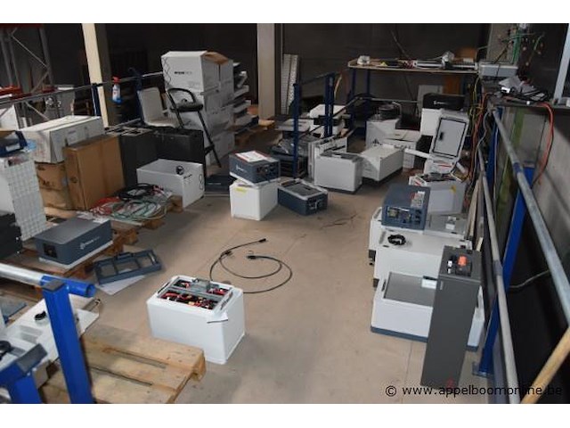 Diverse partij omvormers en batterijmodules, wo. pylontech, foxess, solax power, werking niet gekend - afbeelding 1 van  4
