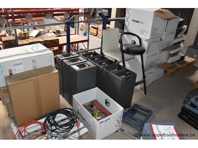 Diverse partij omvormers en batterijmodules, wo. pylontech, foxess, solax power, werking niet gekend - afbeelding 3 van  4