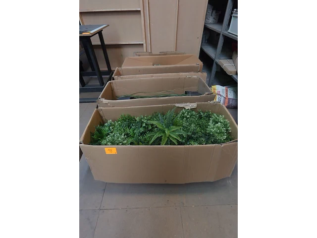 Diverse partij valse bloemen en wandbekleding - afbeelding 1 van  6