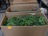 Diverse partij valse bloemen en wandbekleding