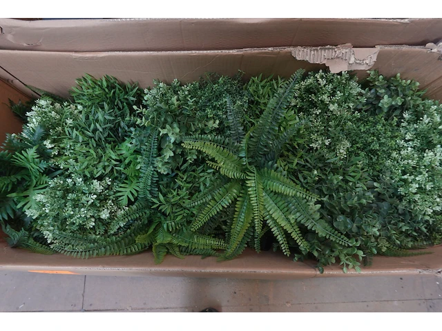 Diverse partij valse bloemen en wandbekleding - afbeelding 2 van  6