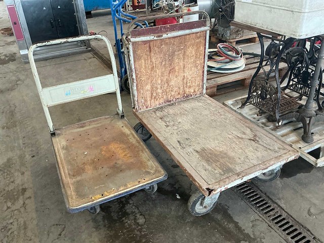 Diverse plateaukarren (2x) - afbeelding 1 van  4