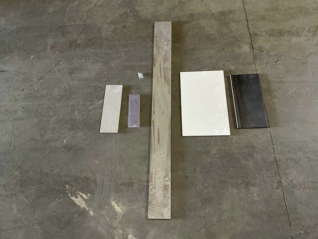 Diverse plinten, toiletten en spiegels (5x pallet) - afbeelding 1 van  11