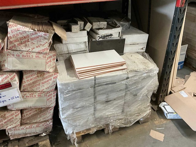 Diverse plinten, toiletten en spiegels (5x pallet) - afbeelding 7 van  11
