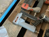 Diverse pneumatische tackers (12x) - afbeelding 8 van  11