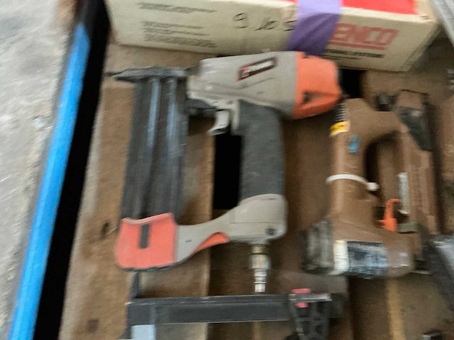 Diverse pneumatische tackers (12x) - afbeelding 1 van  1