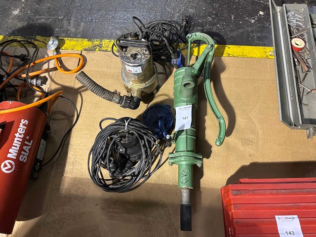 Diverse pompen (4x) - afbeelding 1 van  5