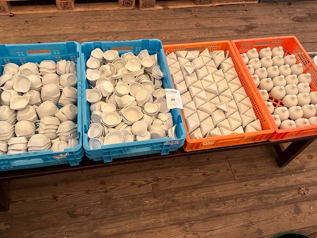 Diverse porseleinen schoteltjes - afbeelding 1 van  6