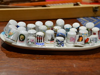 Diverse porseleinen vingerhoedjes - afbeelding 1 van  2