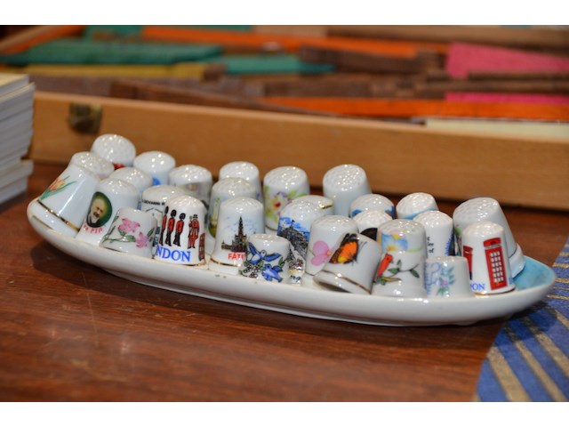 Diverse porseleinen vingerhoedjes - afbeelding 2 van  2