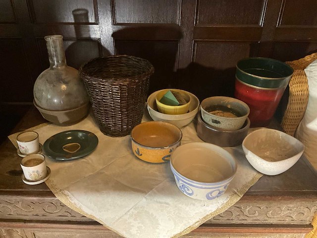Diverse potten en kommen - afbeelding 1 van  3