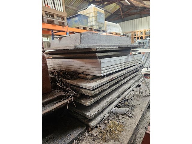 Diverse put deksels - afbeelding 1 van  4