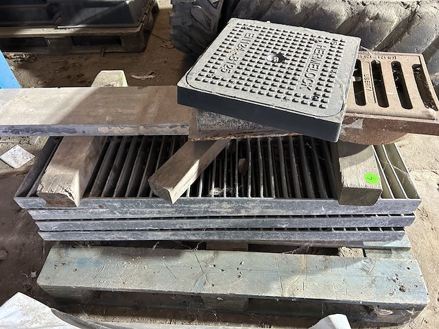 Diverse putroosters, putdeksel, ... - afbeelding 2 van  2