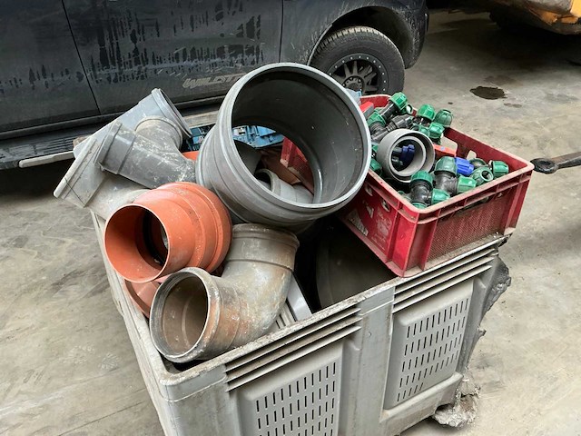 Diverse pvc bochten en koppelstukken + klemkoppelingen - afbeelding 1 van  10