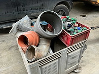 Diverse pvc bochten en koppelstukken + klemkoppelingen - afbeelding 1 van  10