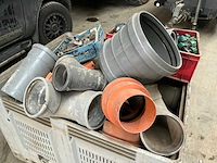 Diverse pvc bochten en koppelstukken + klemkoppelingen - afbeelding 3 van  10