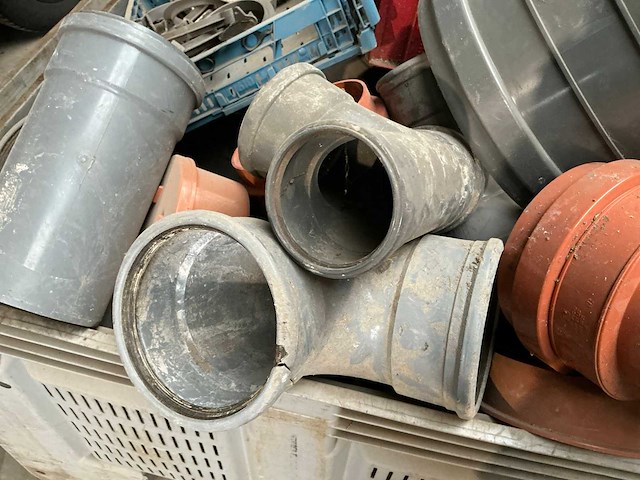 Diverse pvc bochten en koppelstukken + klemkoppelingen - afbeelding 5 van  10
