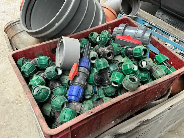 Diverse pvc bochten en koppelstukken + klemkoppelingen - afbeelding 9 van  10