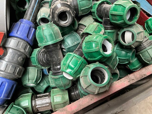 Diverse pvc bochten en koppelstukken + klemkoppelingen - afbeelding 10 van  10