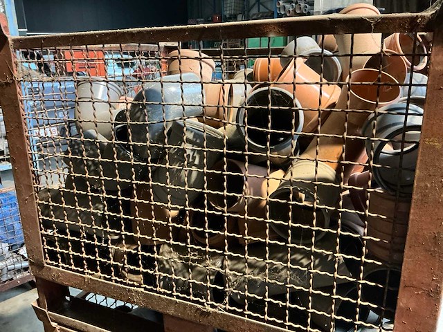 Diverse pvc bochten en koppelstukken - afbeelding 4 van  12