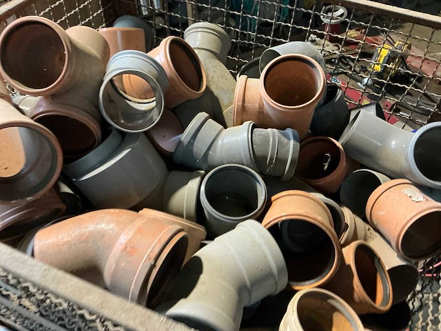 Diverse pvc bochten en koppelstukken - afbeelding 7 van  12