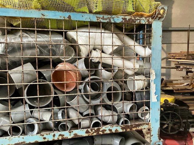 Diverse pvc bochten en koppelstukken - afbeelding 2 van  16