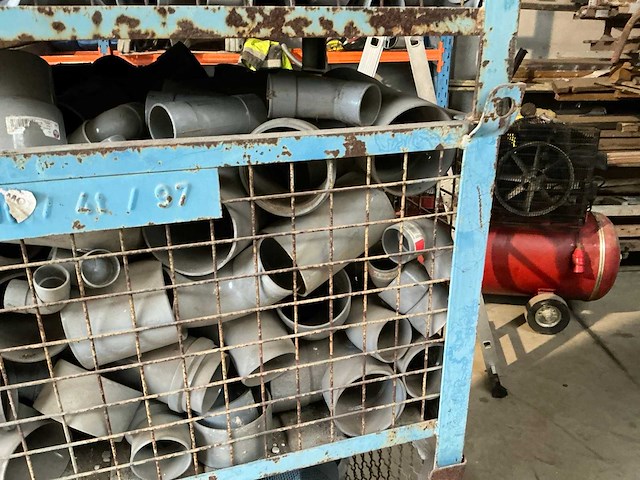 Diverse pvc bochten en koppelstukken - afbeelding 15 van  16