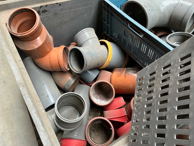 Diverse pvc bochten en koppelstukken - afbeelding 3 van  11