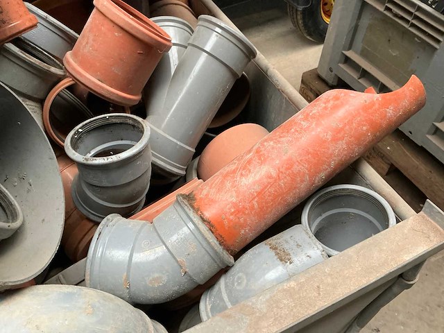 Diverse pvc bochten en koppelstukken - afbeelding 6 van  11