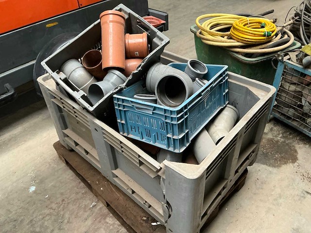 Diverse pvc bochten en koppelstukken - afbeelding 9 van  11