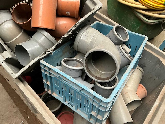 Diverse pvc bochten en koppelstukken - afbeelding 11 van  11