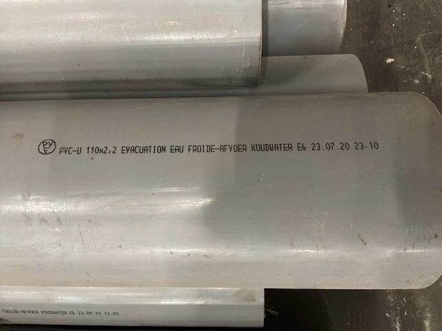 Diverse pvc en metalen buizen (47x) - afbeelding 12 van  15