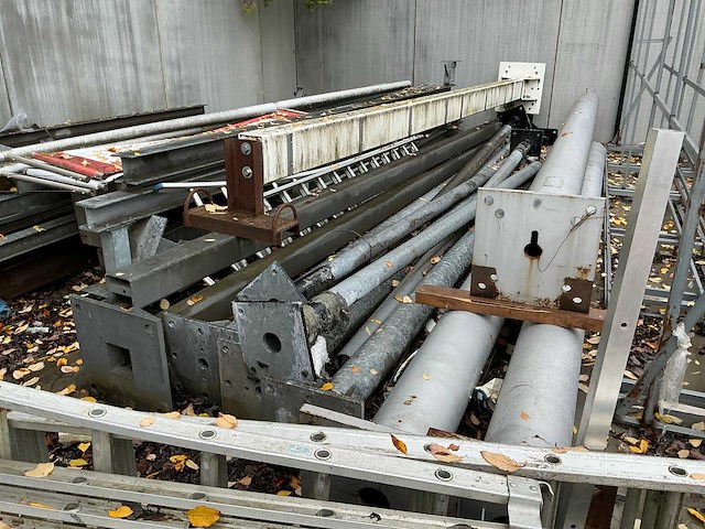 Diverse reclamezuilen (13x) en h-profielen - afbeelding 1 van  7