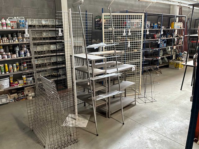 Diverse rekken en winkeldisplays - afbeelding 1 van  3