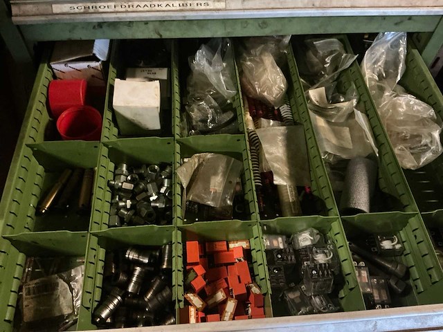Diverse rekken met inhoud (2x) - afbeelding 1 van  1