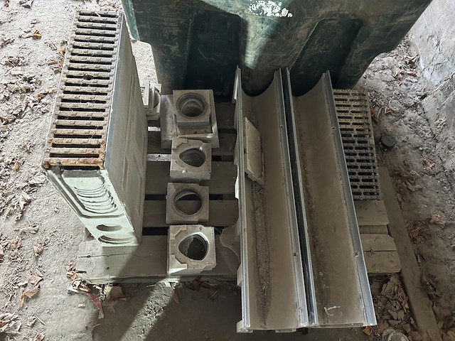 Diverse resten vloergoten - afbeelding 1 van  6