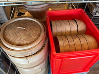 Diverse rieten manden en houten presenteerplanken - afbeelding 10 van  13