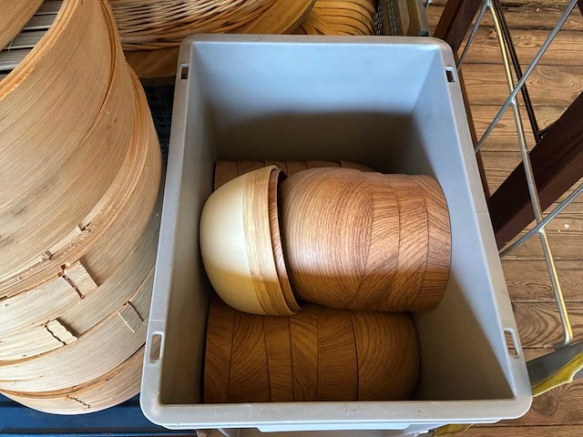 Diverse rieten manden en houten presenteerplanken - afbeelding 11 van  13