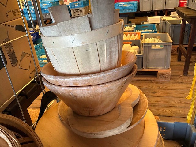 Diverse rieten manden en houten presenteerplanken - afbeelding 12 van  13