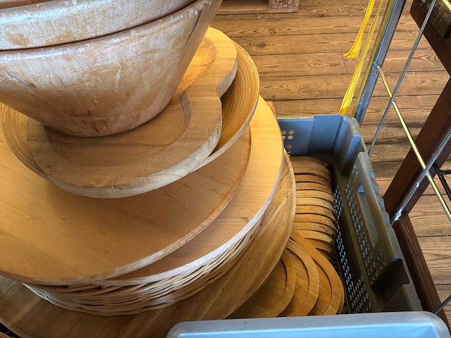 Diverse rieten manden en houten presenteerplanken - afbeelding 13 van  13