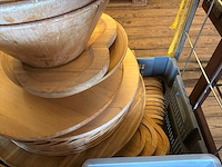 Diverse rieten manden en houten presenteerplanken - afbeelding 13 van  13