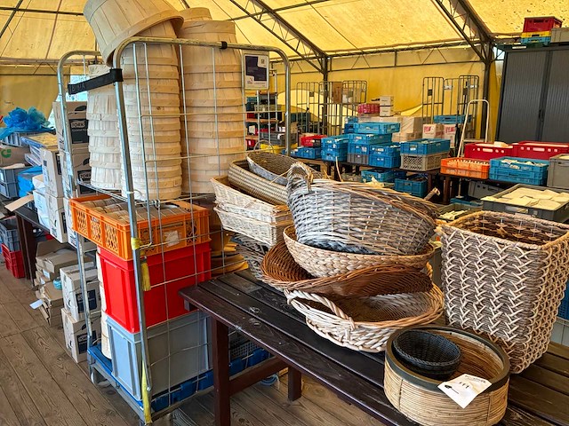 Diverse rieten manden en houten presenteerplanken - afbeelding 1 van  13