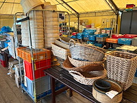 Diverse rieten manden en houten presenteerplanken - afbeelding 1 van  13