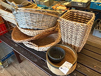 Diverse rieten manden en houten presenteerplanken - afbeelding 2 van  13