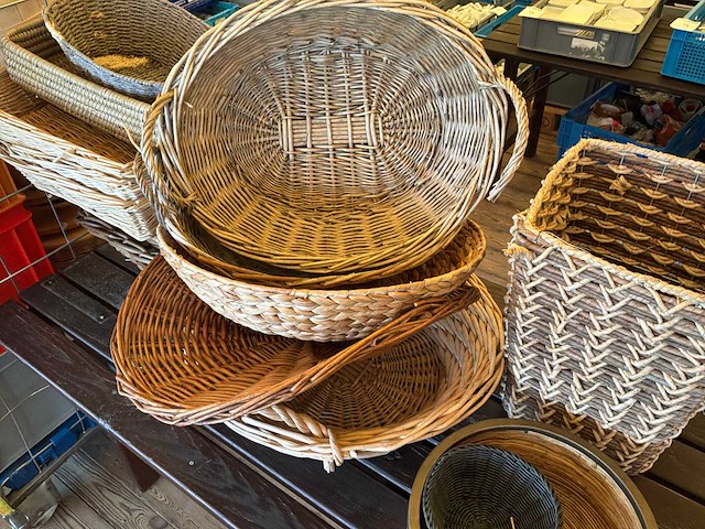 Diverse rieten manden en houten presenteerplanken - afbeelding 3 van  13