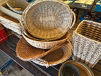 Diverse rieten manden en houten presenteerplanken - afbeelding 3 van  13