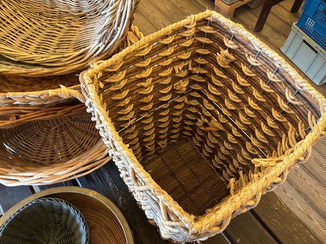 Diverse rieten manden en houten presenteerplanken - afbeelding 4 van  13