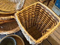 Diverse rieten manden en houten presenteerplanken - afbeelding 4 van  13
