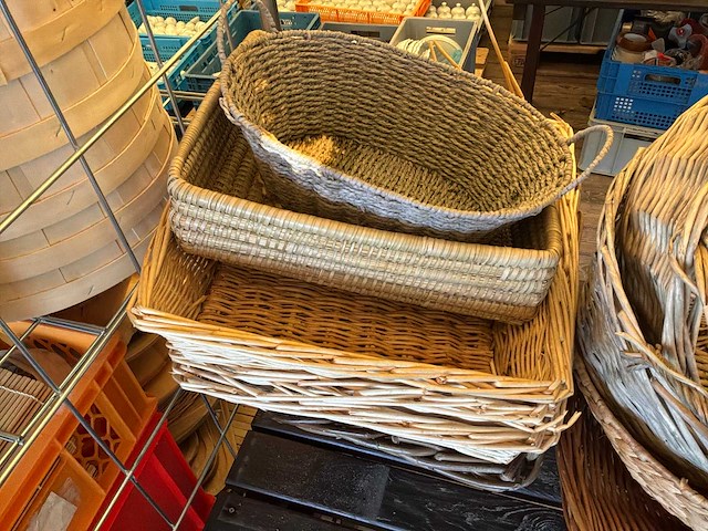 Diverse rieten manden en houten presenteerplanken - afbeelding 5 van  13